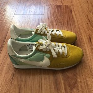 Women’s Nike Shoes 9.5